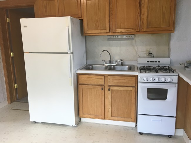 Kitchen - 103 E 8th St