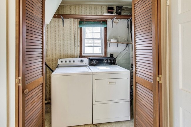 Building Photo - Cute 2 bed + Loft + 2 Bath SF w/ Fenced Yard