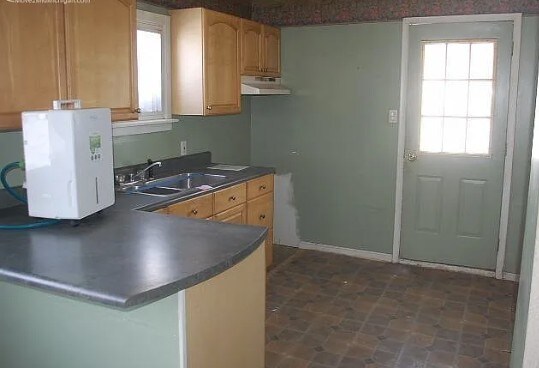 Building Photo - 915 Stocker Ave