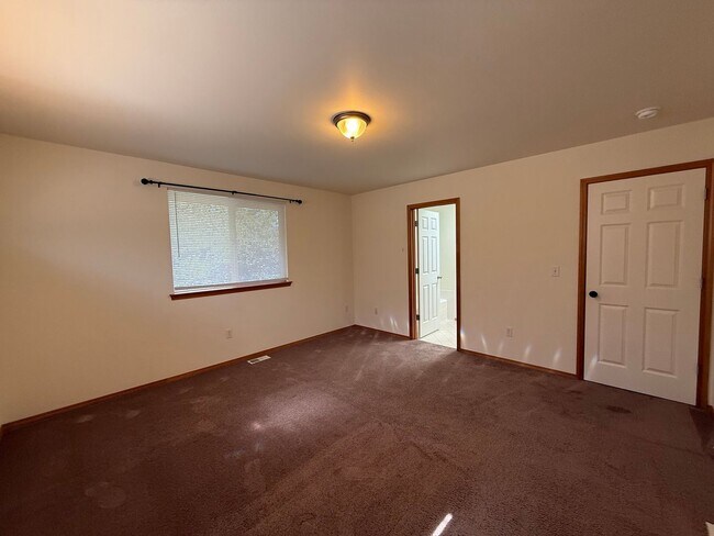 Building Photo - 4 Bed 2 Bath Home in Waterbury Meadows