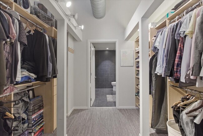 Building Photo - 900 N Kingsbury St