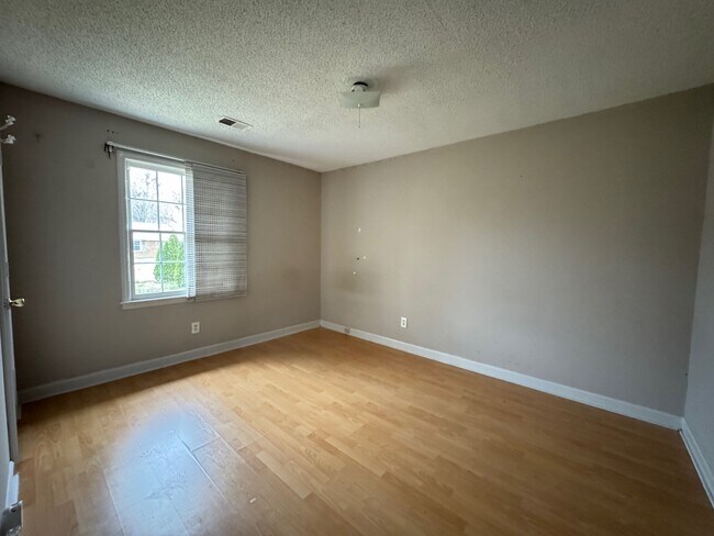 Building Photo - 8027 Country Oaks Rd