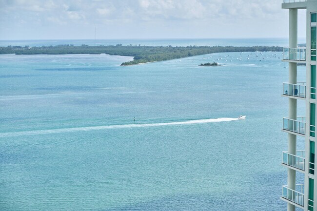 Building Photo - 1300 Brickell Bay Dr