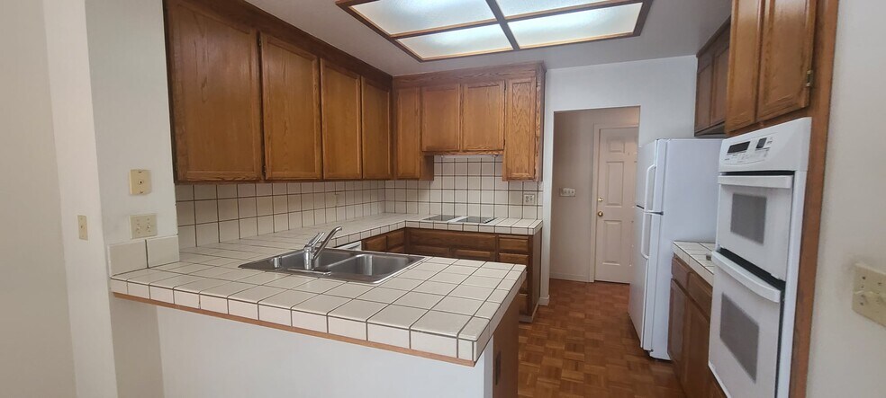 Building Photo - 211 Kingswood Ct