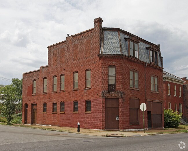 Primary Photo - 2730-2732 Chippewa St