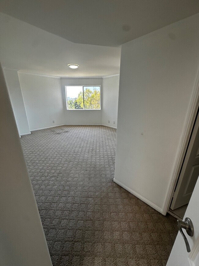 Building Photo - 4003 Sunset Dr