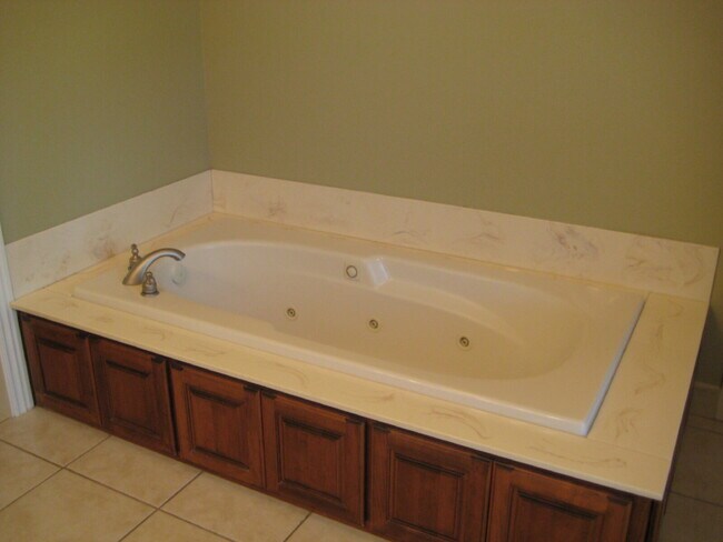 Building Photo - 15 Bluestem Ln