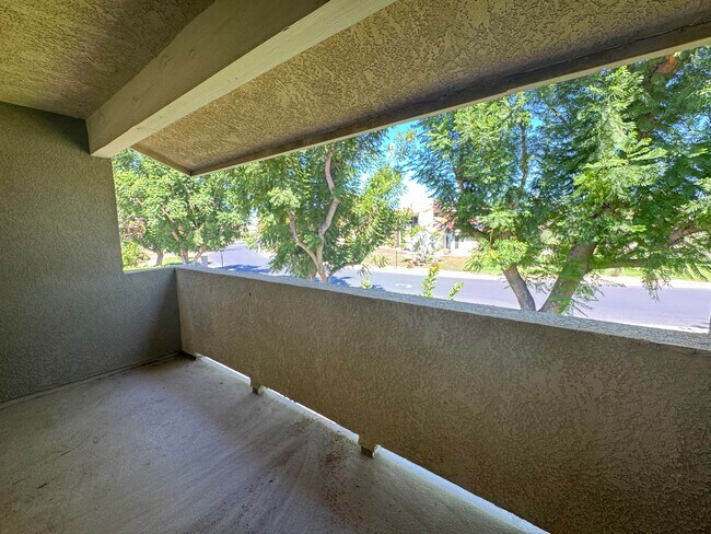 Building Photo - Beautiful Palm Desert Gem!