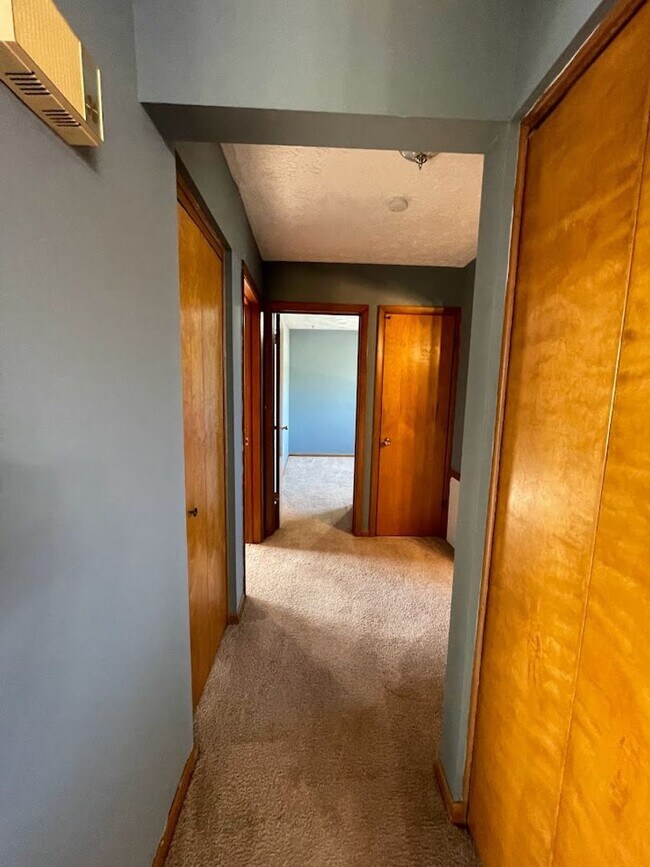 Building Photo - Two bedroom one bathroom apartment for rent