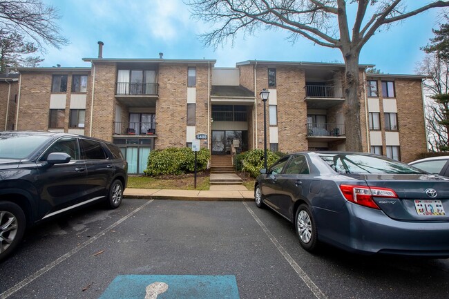 Building Photo - Lovely 2 BR/1.5 BA Top Floor Unit Condo in...