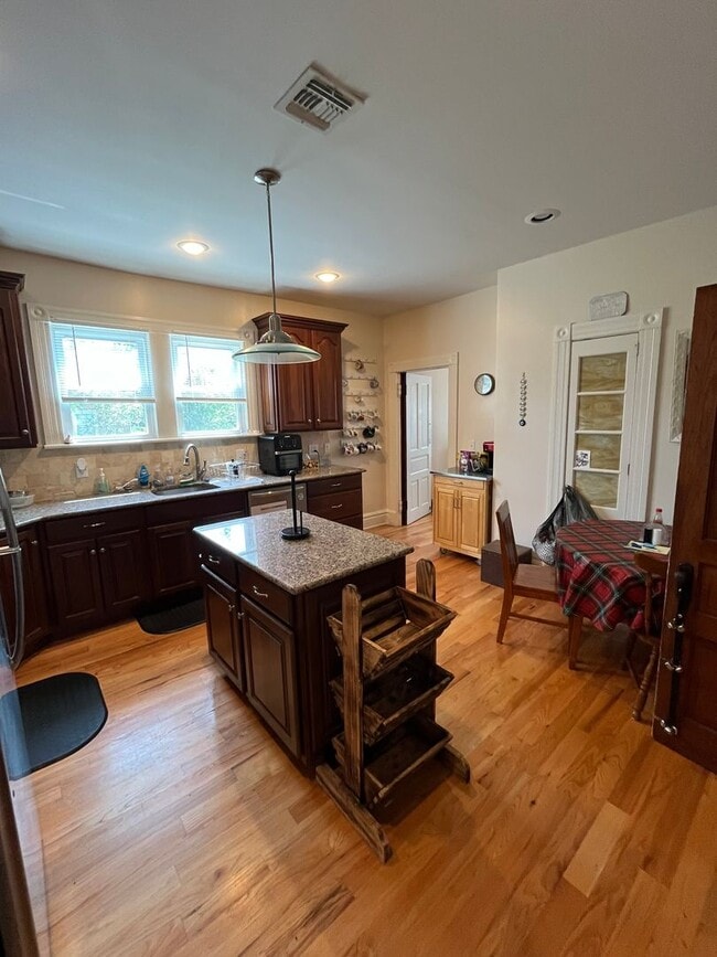 Building Photo - Beautiful 4-bedroom Farmhouse in Raphine a...