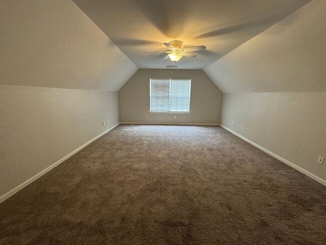 Building Photo - Move-in Ready! **Move-in Special** $250 of...