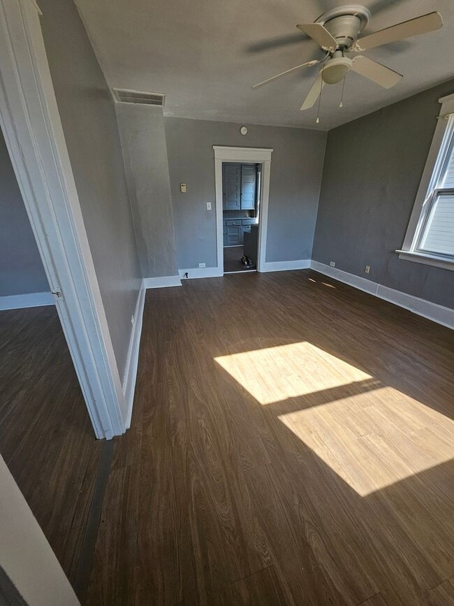 Building Photo - Upper 2 bedroom east lake road