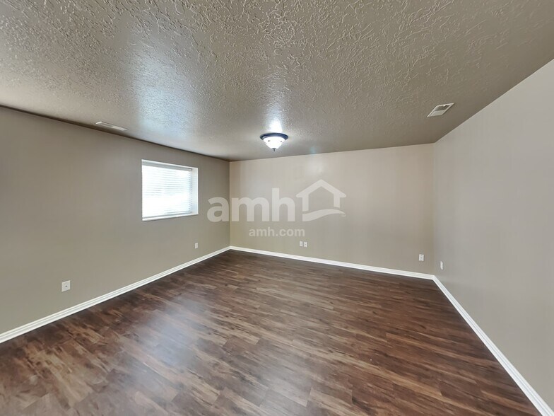 Building Photo - 307 S 1050 E