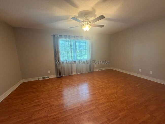 Building Photo - ALL ONE LEVEL IN WEST KNOXVILLE!  OVER 2,400 SQUARE FEET!!!