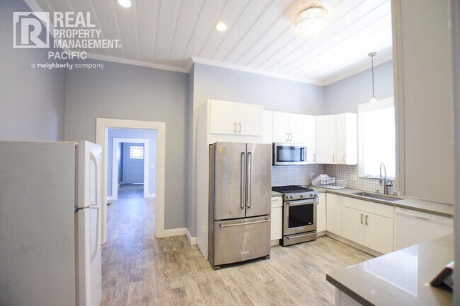 Building Photo - Renovated 5BR Home with Parking & Outdoor ...