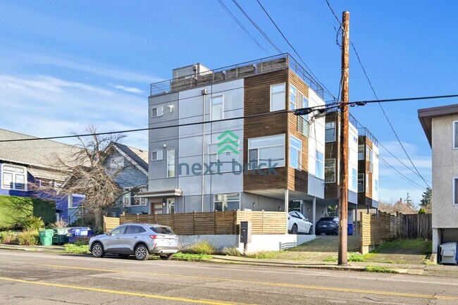 Building Photo - 3 BED & 2.5 BATH SINGLE FAMILY HOUSE FOR RENT