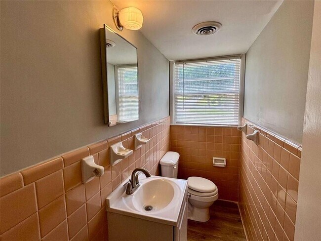 Building Photo - 2612 Dawn Dr