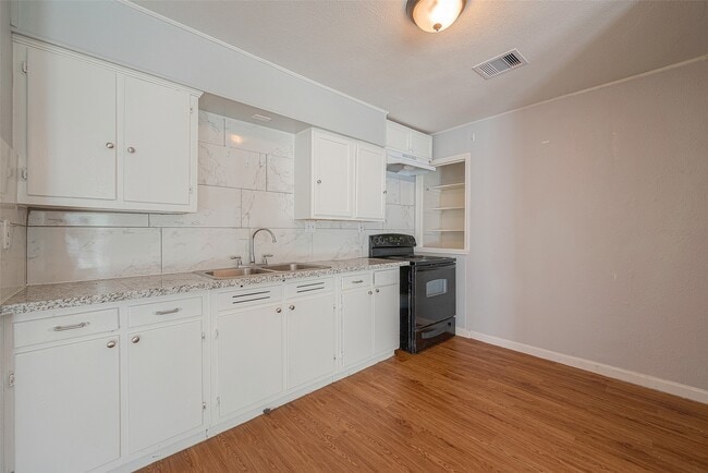 Building Photo - 5619 Willow Glen Dr