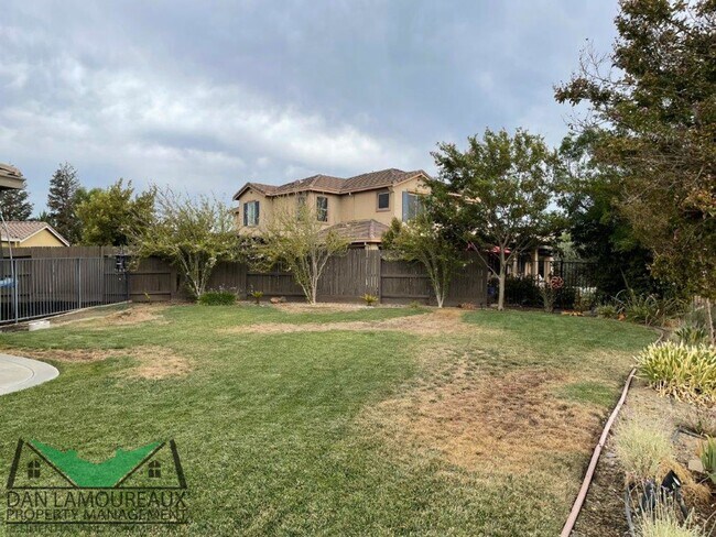 Building Photo - Executive Home in Gated Community Wildwings