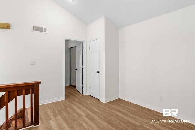 Building Photo - 200 Parma Dr