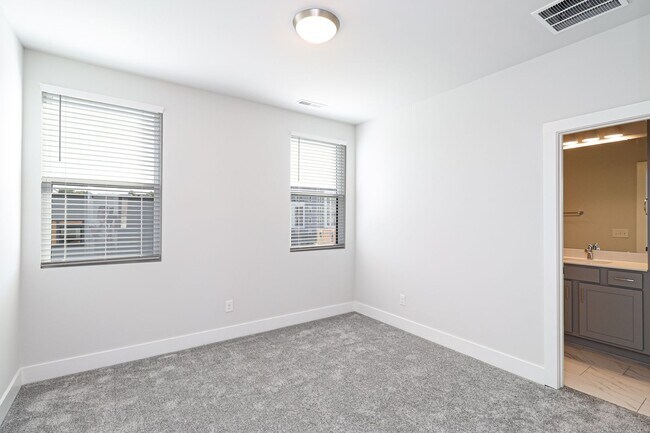 Building Photo - Luxury New Construction Townhome in Bryant...