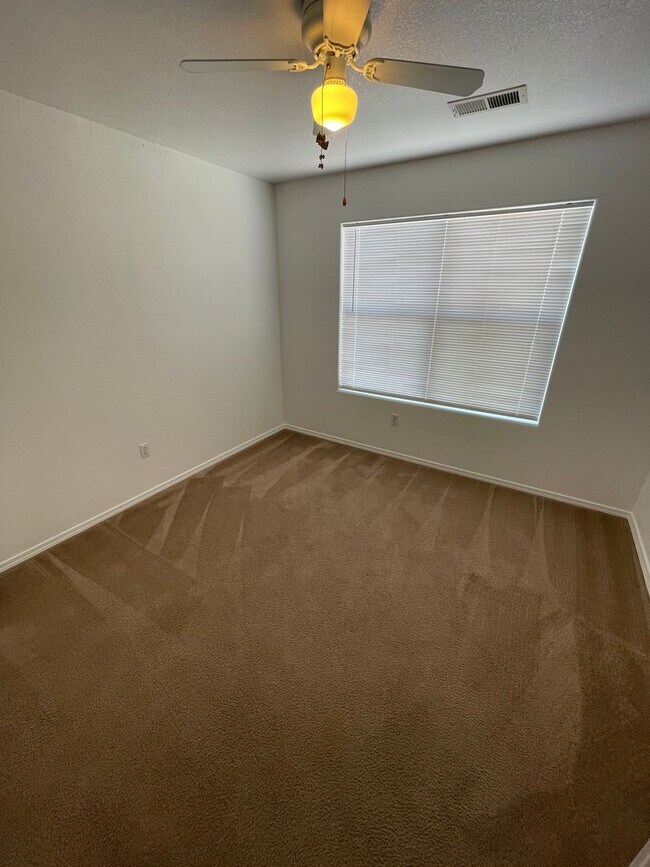 Building Photo - Great 5 Bedroom/2.5 Bathroom off Porter Dr.