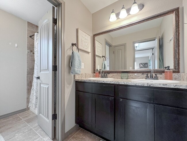 Building Photo - East El Paso 4 bed Refrig A/C Home!