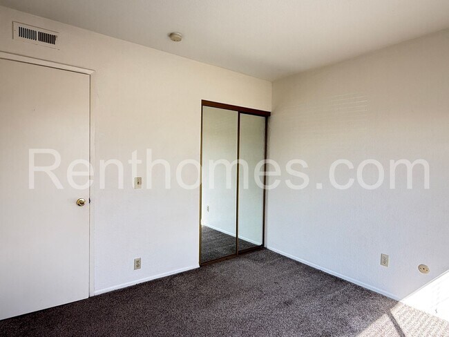 Building Photo - 1553 Palomar Dr