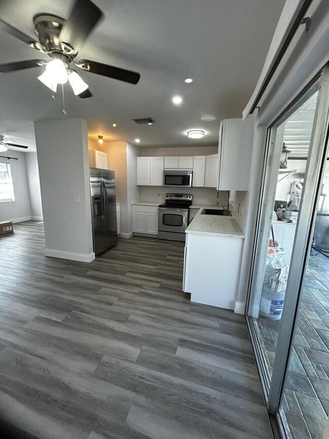 Building Photo - 413 NE 24th Pl