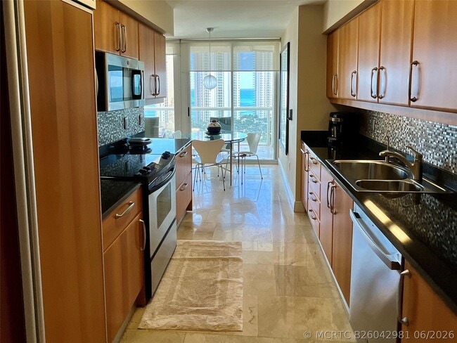 Building Photo - 16500 Collins Ave