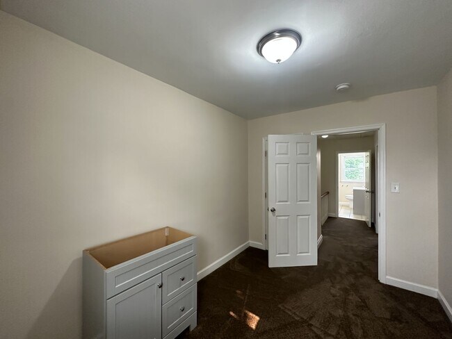 Building Photo - Charming 3Bedroom/1Bathroom in Cameron Vil...