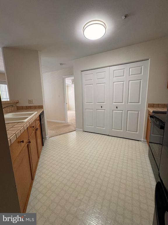Building Photo - 8200 Blue Heron Dr