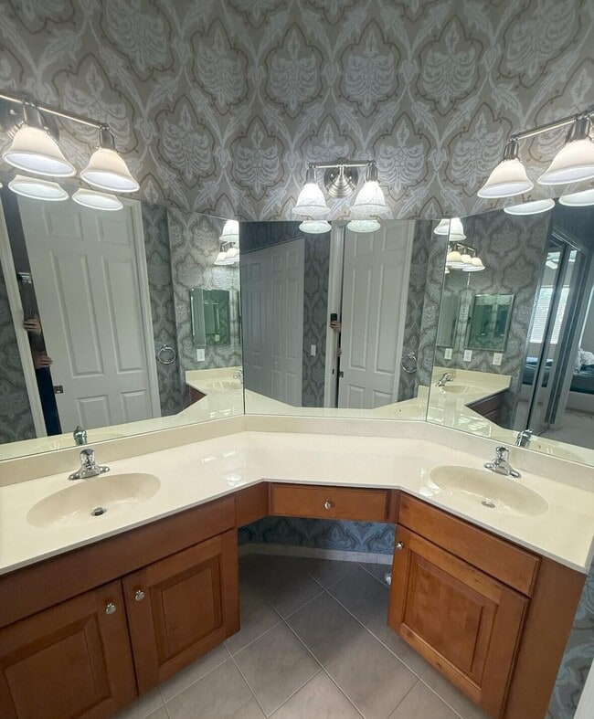 Building Photo - 3500 Oaks Clubhouse Dr
