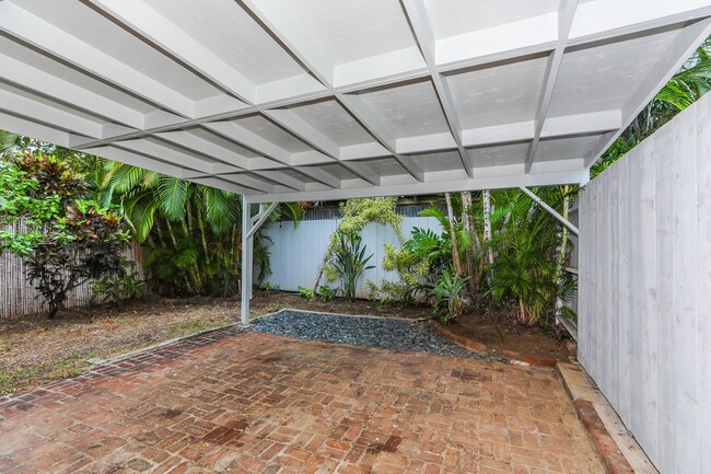 Building Photo - Kahala Avenue Beachside - remodeled 2 bedroom, 1 bath with Luxury Vinyl Plank Flooring