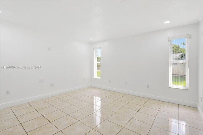 Building Photo - 4931 SW 132nd Ave