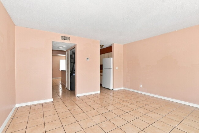 Building Photo - "Charming Kissimmee Retreat: Spacious 2-Bed Oasis with Modern Comforts!"
