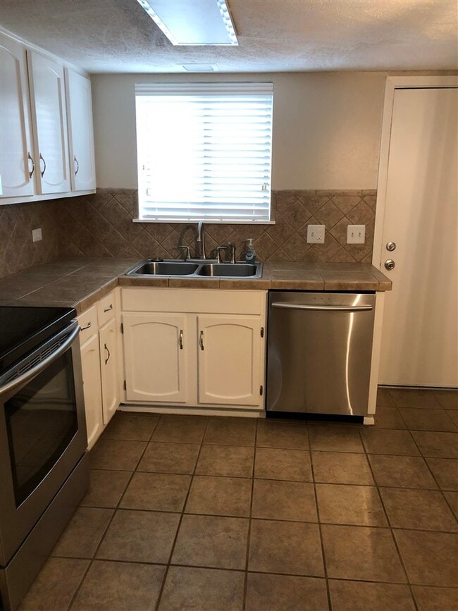 Building Photo - 315 Lakebend Dr