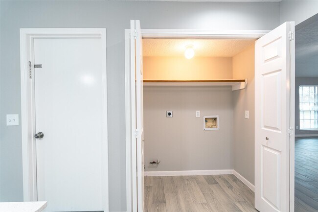 Building Photo - 8926 Sunny Point Dr