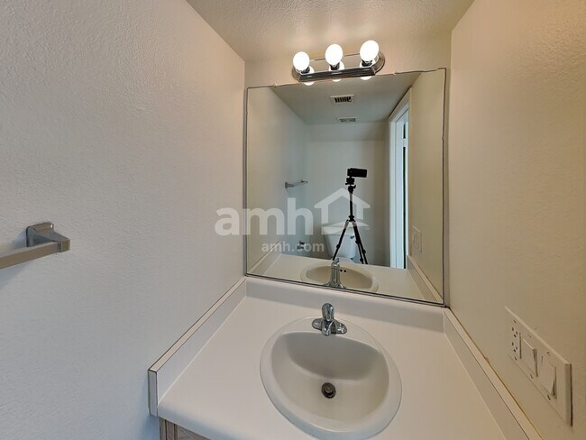 Building Photo - 10633 W Piccadilly Rd