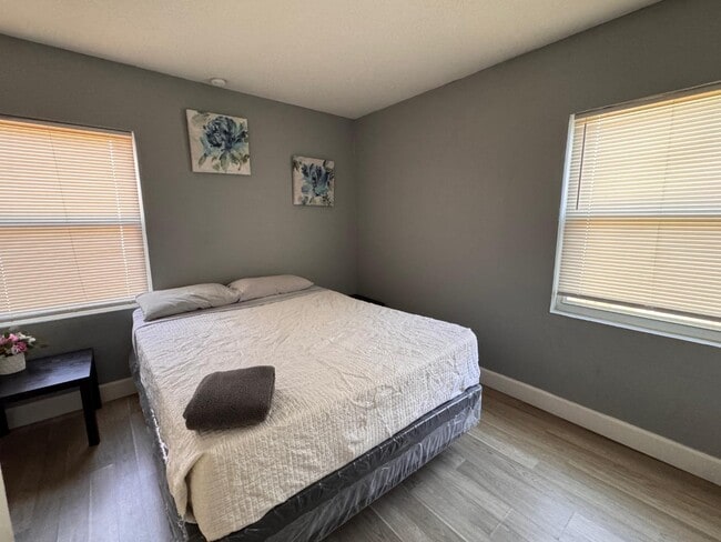 Building Photo - 802 E Emma St