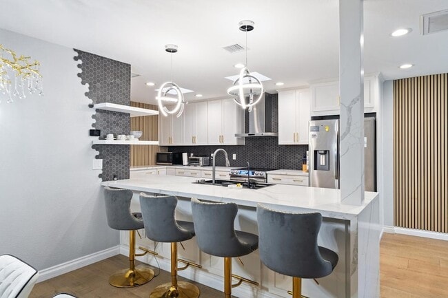 Building Photo - 8178 Via de Ln