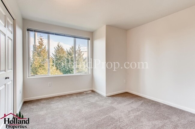 Building Photo - Experience Comfort and Style in This Elegant Murrayhill Townhome!