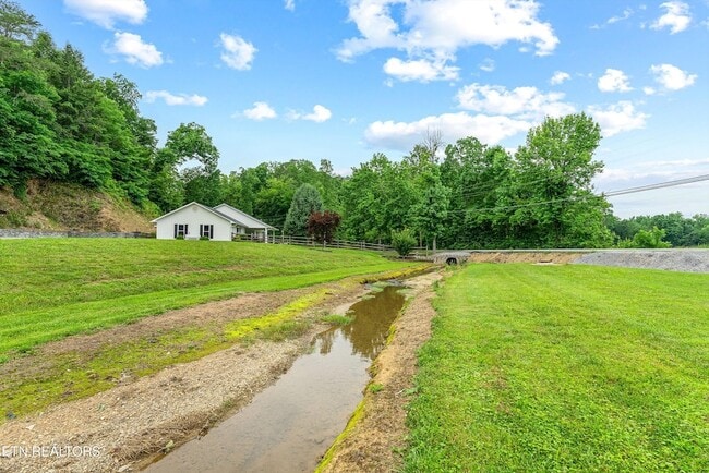 Building Photo - 519 Country Oaks Dr