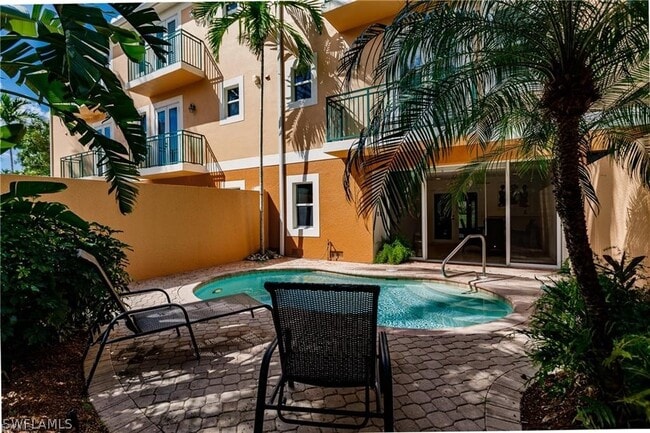 Building Photo - 572 11th Ave S