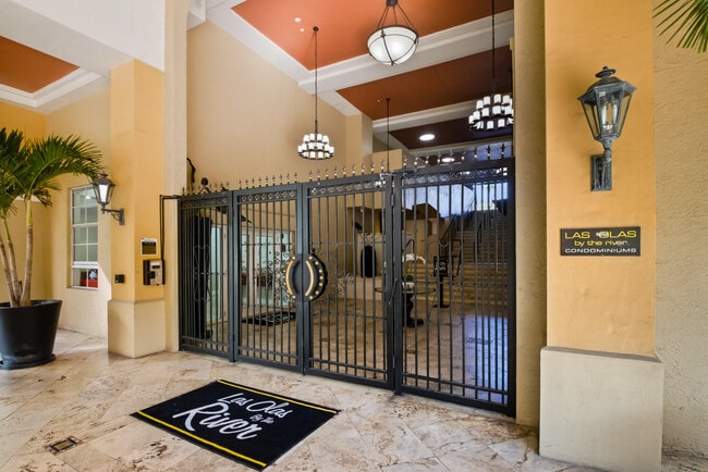 Building Photo - 520 SE 5 Ave