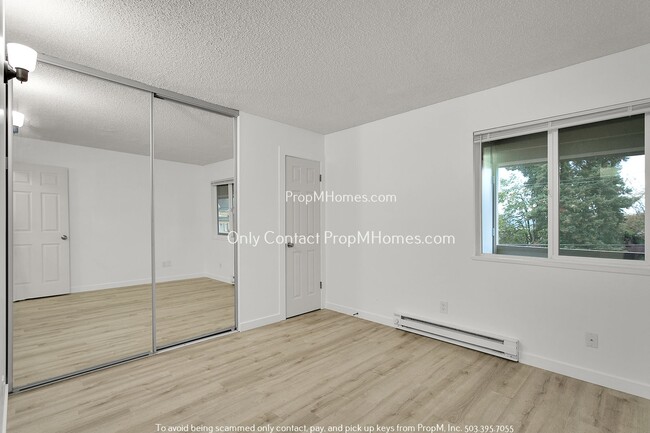 Building Photo - Updated Two Bedroom Unit - First Month Free!