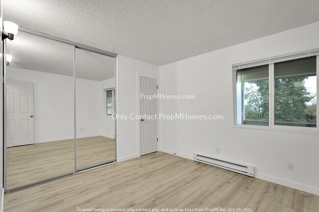 Building Photo - Updated Two Bedroom Unit!