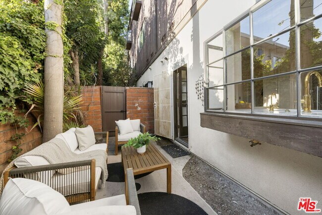 Building Photo - 202 San Vicente Blvd