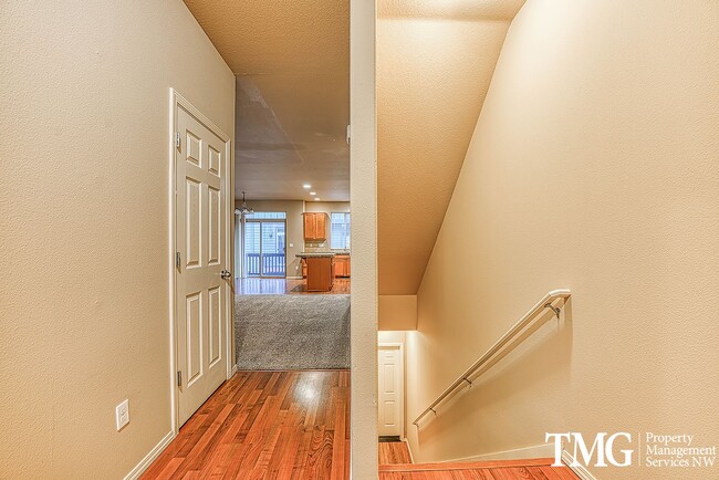 Building Photo - Gorgeous Four Bedroom Townhome in Hillsboro!